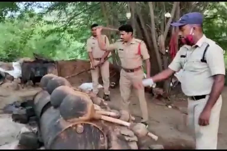 నాటుసారా స్థావరం పై పోలీసులు దాడి