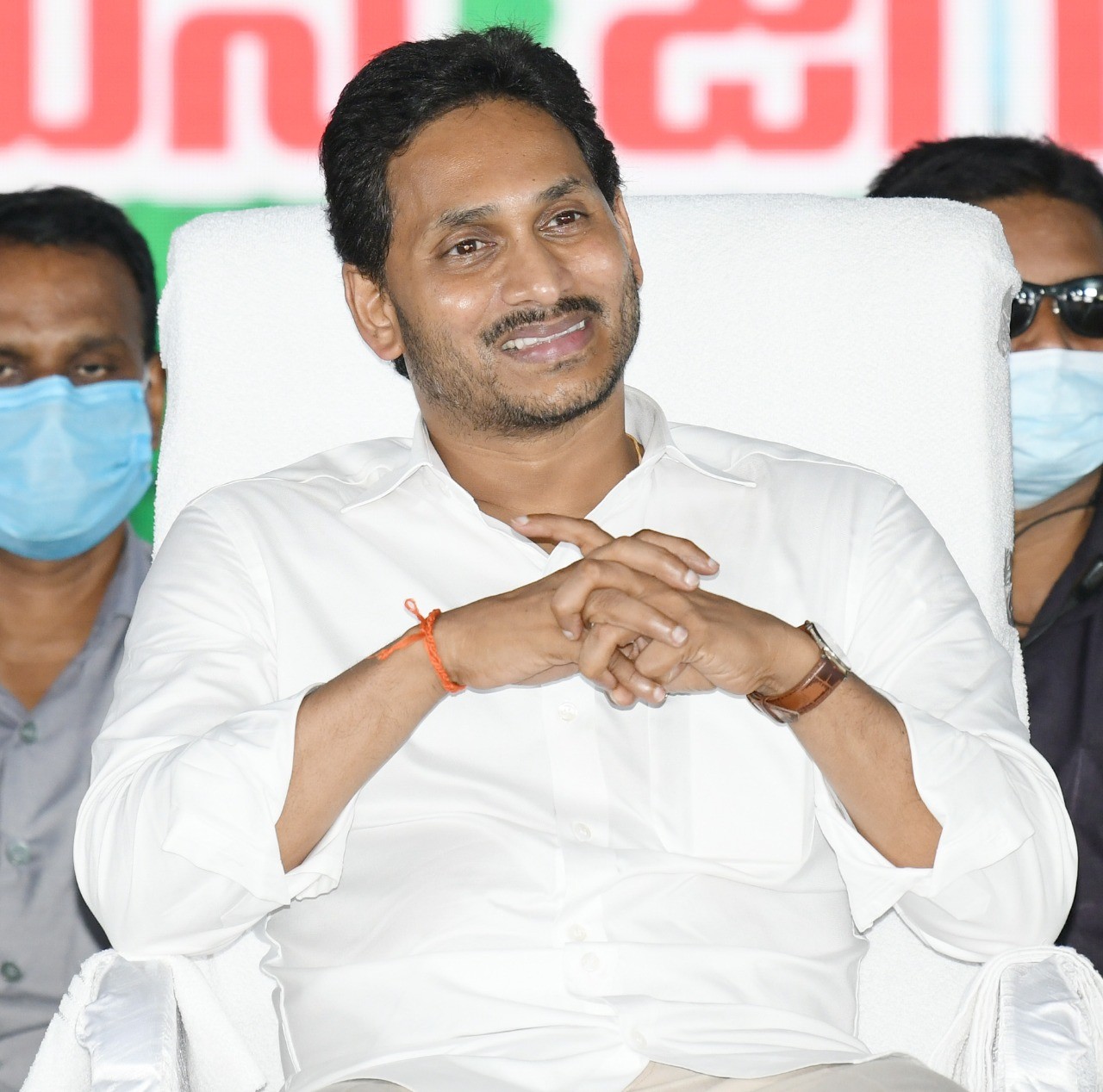 అధికార పార్టీలో భిన్న ధృవాలు