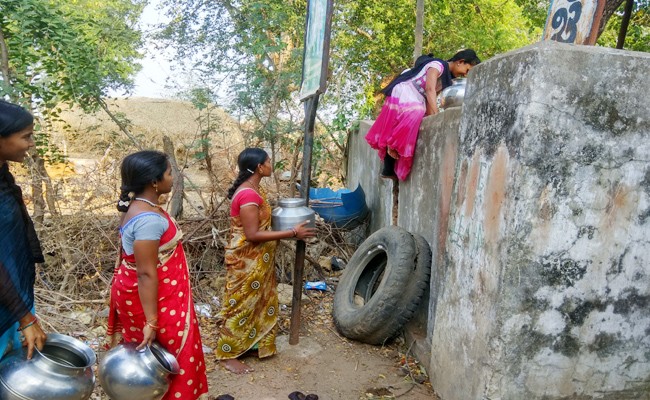 గుక్కెడు నీళ్లు కోసం పడరాని పాట్లు