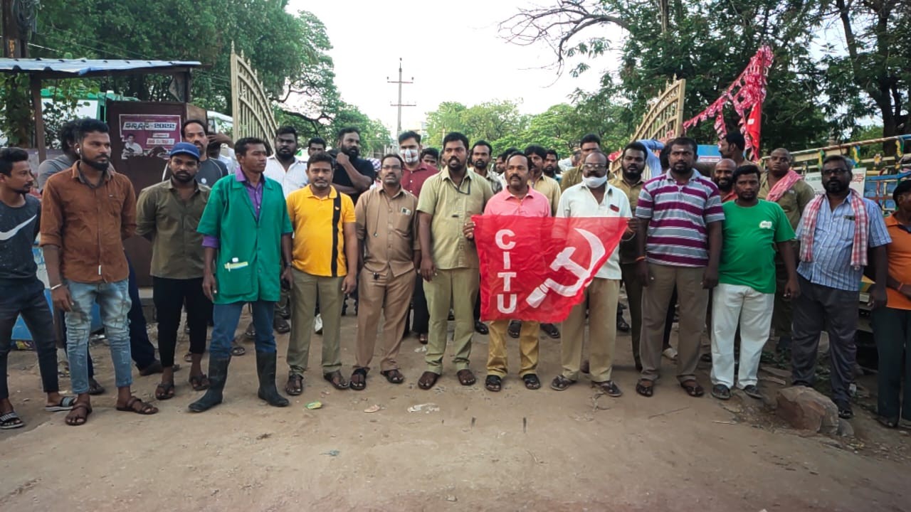 9వ రోజుకి చేరిన మునిసిపల్ కార్మికుల ధర్నా స్పందించని  అధికారులు 