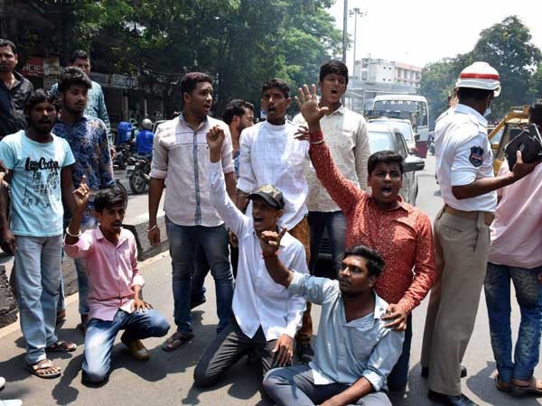 వార్నింగ్ ఇచ్చినా..తగ్గని కార్యదర్శులు