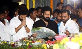 ఎన్టీఆర్ కు నివాళలర్పించిన జూ ఎన్టీఆర్