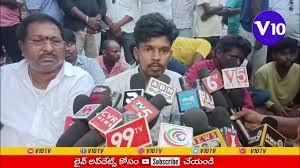 పోలీసులు కొట్టారంటూ బిఆర్ఎస్ నాయకులు ధర్నా 