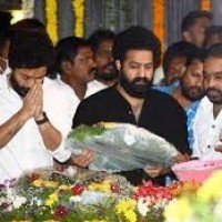 ఎన్టీఆర్ కు నివాళలర్పించిన జూ ఎన్టీఆర్