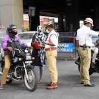 ట్రాఫిక్ పోలీసు దాడి…రైతుకు గాయాలు