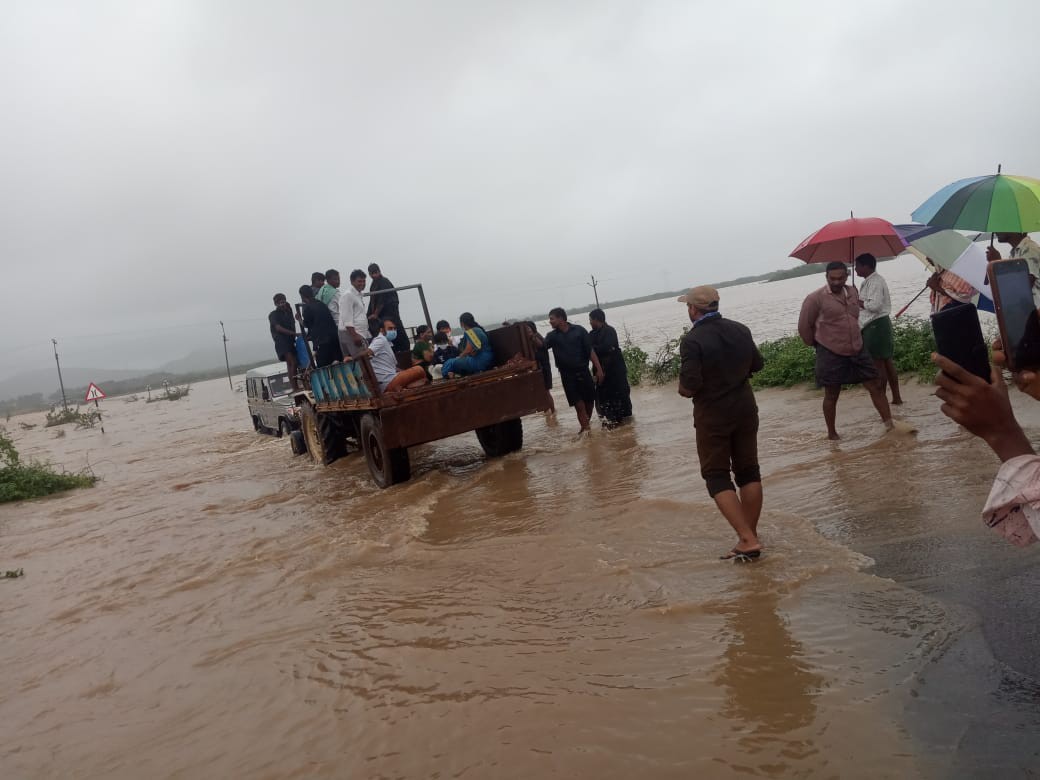 జలదిగ్బంధంలో గ్రామాలు