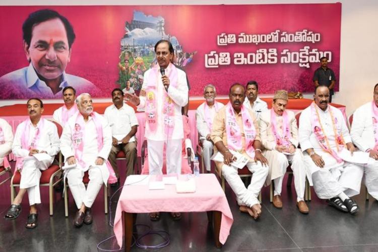 గులాబీలో రాజీనామాల రచ్చ