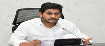 జగన్ కు దూరమౌతున్న మేధావులు