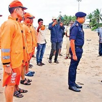 తీర ప్రాంతాన్ని పరిశీలించిన కలెక్టర్, ఎస్పీ