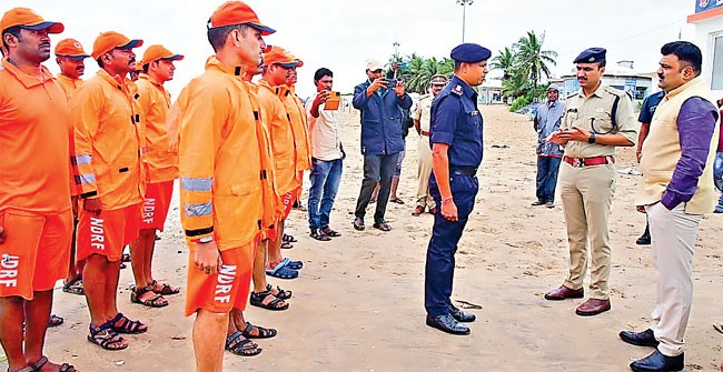 తీర ప్రాంతాన్ని పరిశీలించిన కలెక్టర్, ఎస్పీ