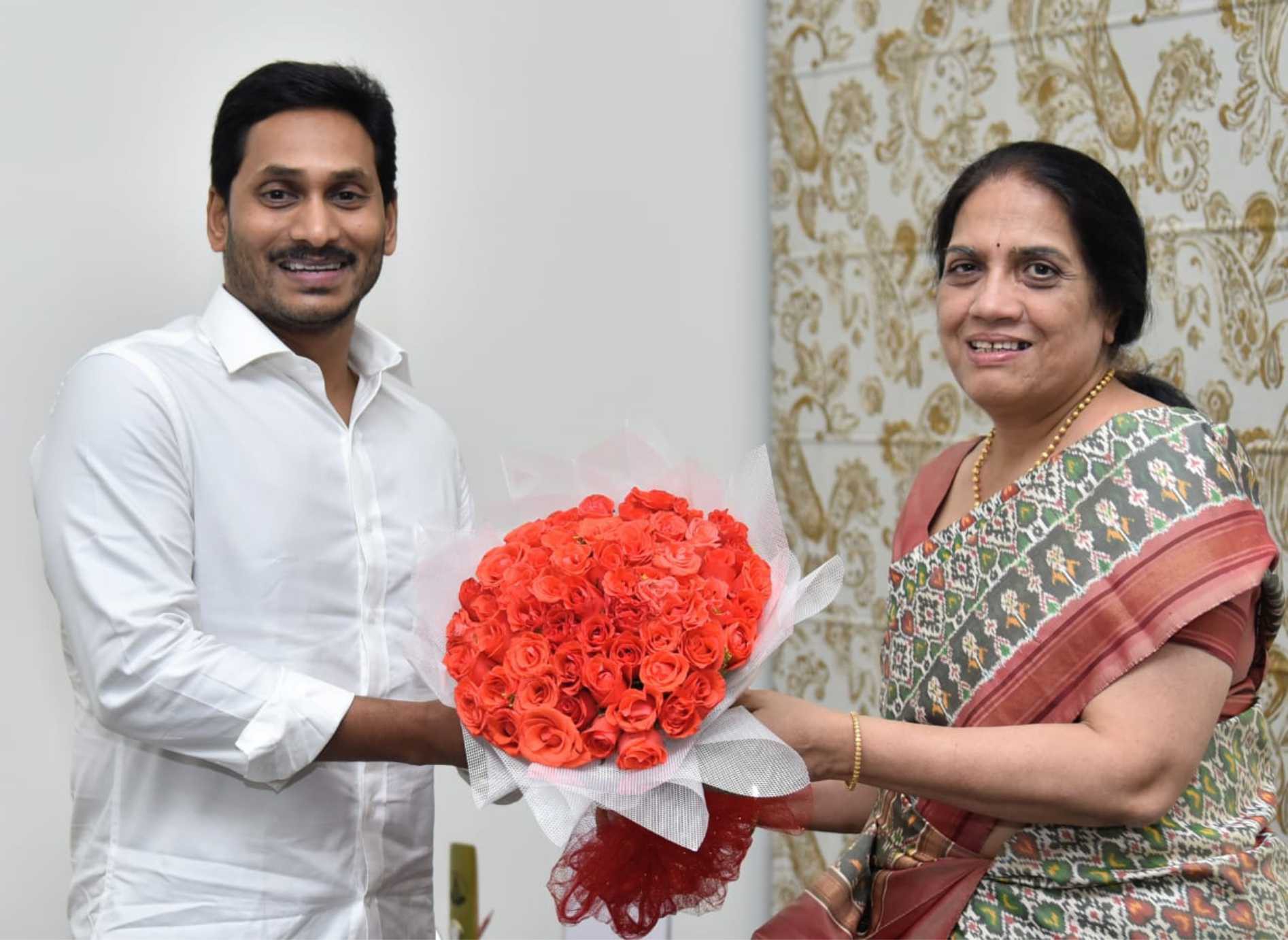 ఏపీ తొలి మహిళా సీఎస్ గా నీలం సాహ్ని బాధ్యతల స్వీకరణ