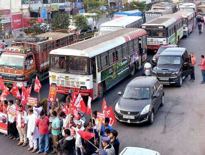 బస్సు చార్జీలపై విపక్షాల అందోళన