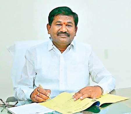 డోలా వీరాంజనేయ స్వామి. పక్క చూపులు