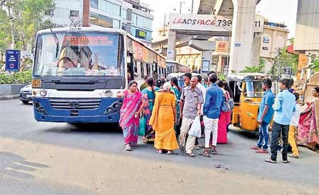 ప్రభుత్వం పై మండిపడుతున్న అఖిలపక్షనాయకులు ఆర్టీసీ కార్మికులకు మద్దతుగా దీక్షలు