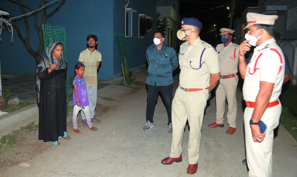 ఆర్దరాత్రి ఎస్పీ పర్యటన