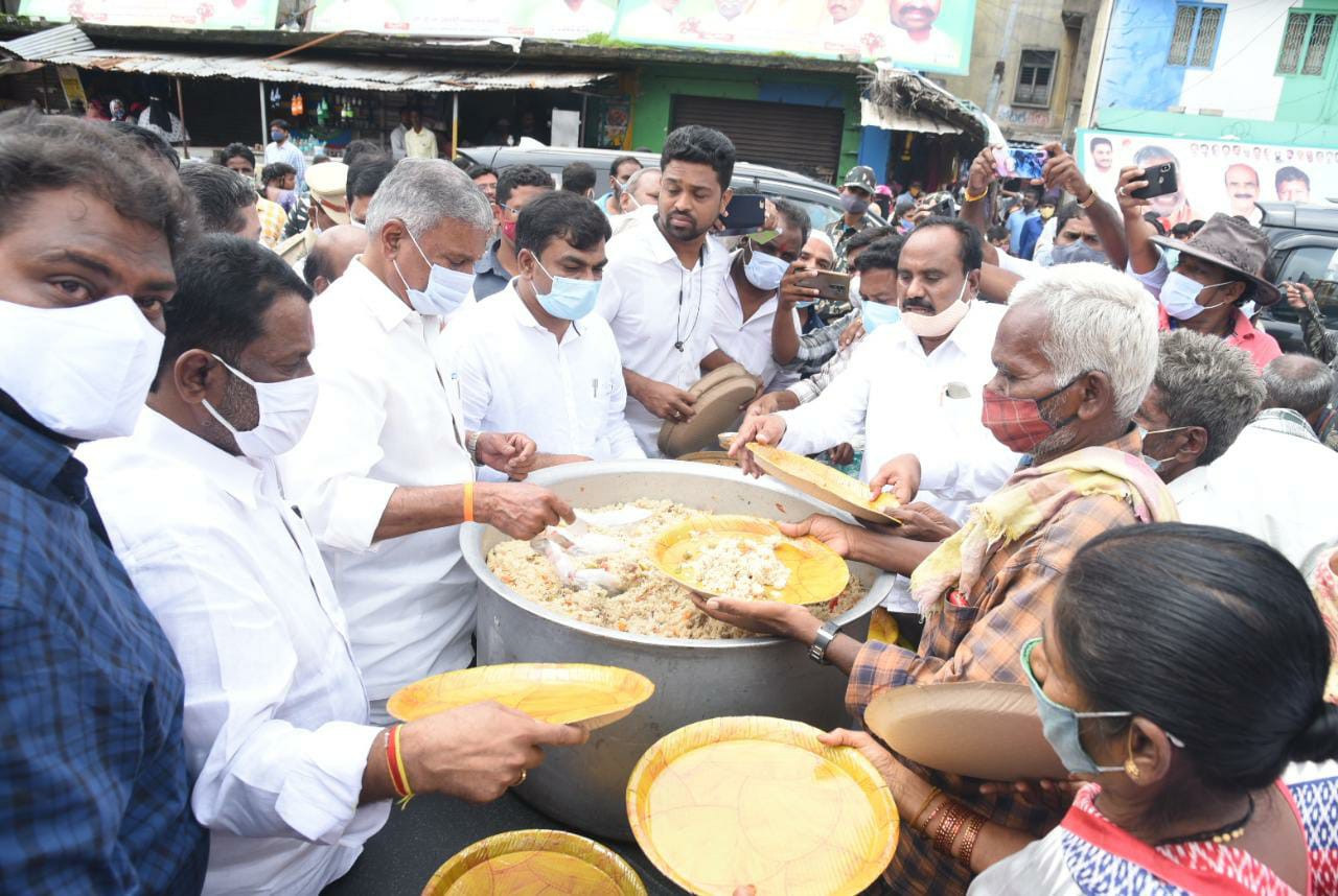 డా.వై.ఎస్  సేవలు మరువలేనివి 