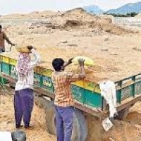 అడ్డూ అదుపు లేకుండా ఇసుక దోపిడి