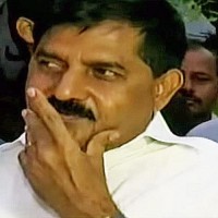 ఫిరాయింపు ఎమ్మెల్యేల పై అనర్హత వేటు 