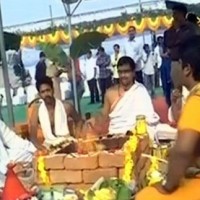 సొంతింటికి భూమిపూజ చేసిన పవన్ 