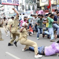 పాట్నాలో విద్యార్ధులపై పోలీస్ లాఠీచార్జి 