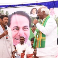  రైతును రాజు చేసే విప్లవాత్మక కార్యక్రమాలు సిఎం తీసుకొస్తున్నారు వడ్లకొండ గ్రామంలో రైతుబంధులో రైతులకు చెక్కులు, పాస్ బుక్కులు పంపిణీ చేసిన ఉప ముఖ్యమంత్రి, విద్యాశాఖ మంత్రి కడియం శ్రీహరి