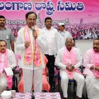 ముందస్తు ఎన్నికలకు తెరతీసిన టీఆర్ఎస్ 